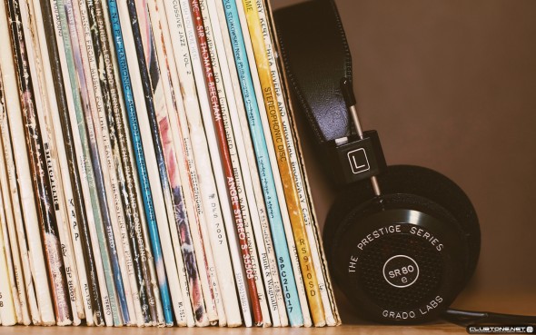 headphones on music collection предпросмотр