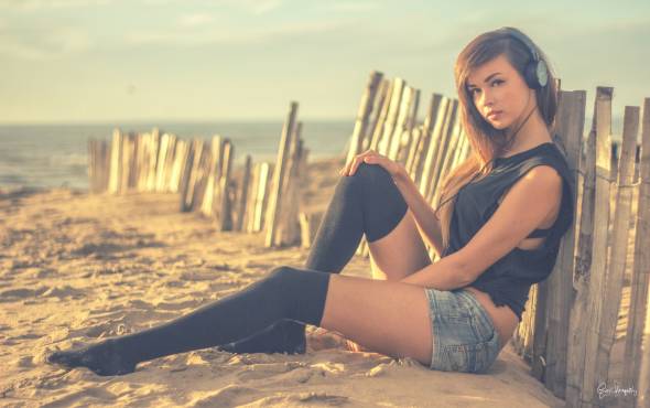 девушка слушает музыку на пляжу предпросмотр