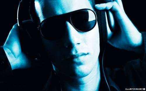 Music listener in glasses предпросмотр
