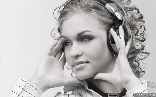 девушка в наушниках Dj Lana Kenoby предпросмотр