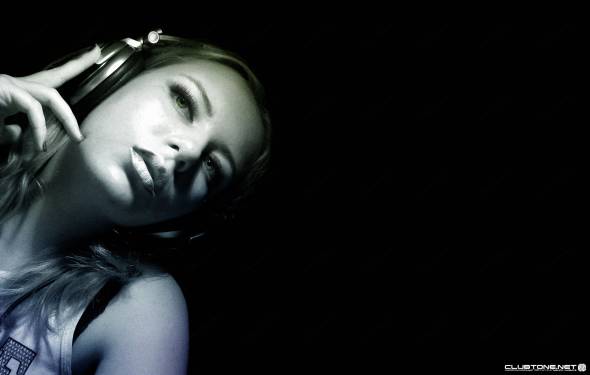 green-eyed girl with headphones предпросмотр