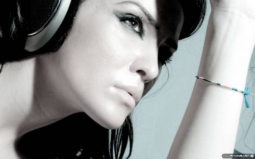 beautiful girl in headphones предпросмотр