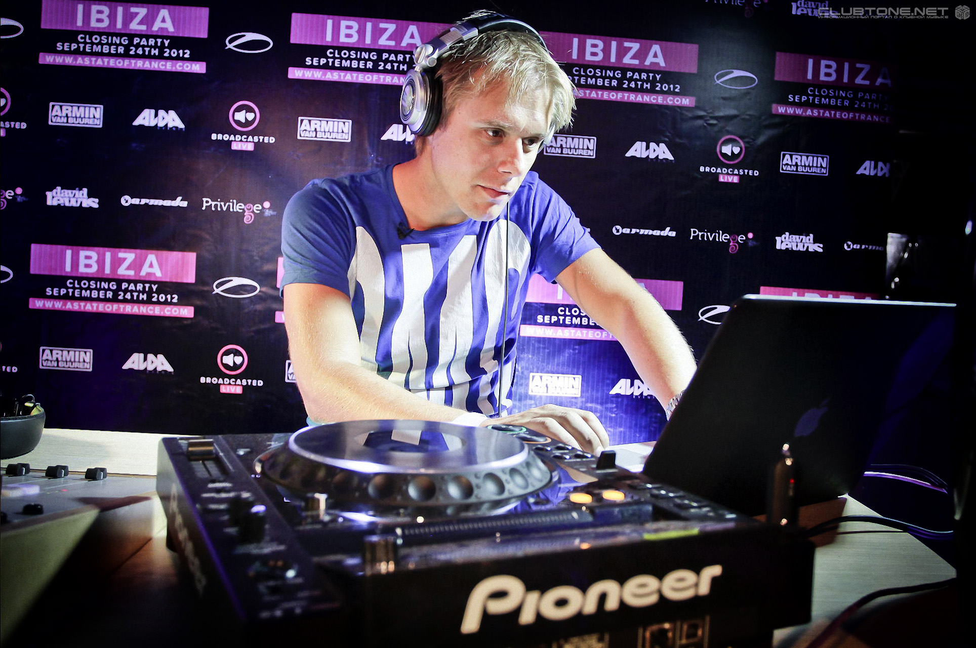 Armin van Buuren & Pioneer  