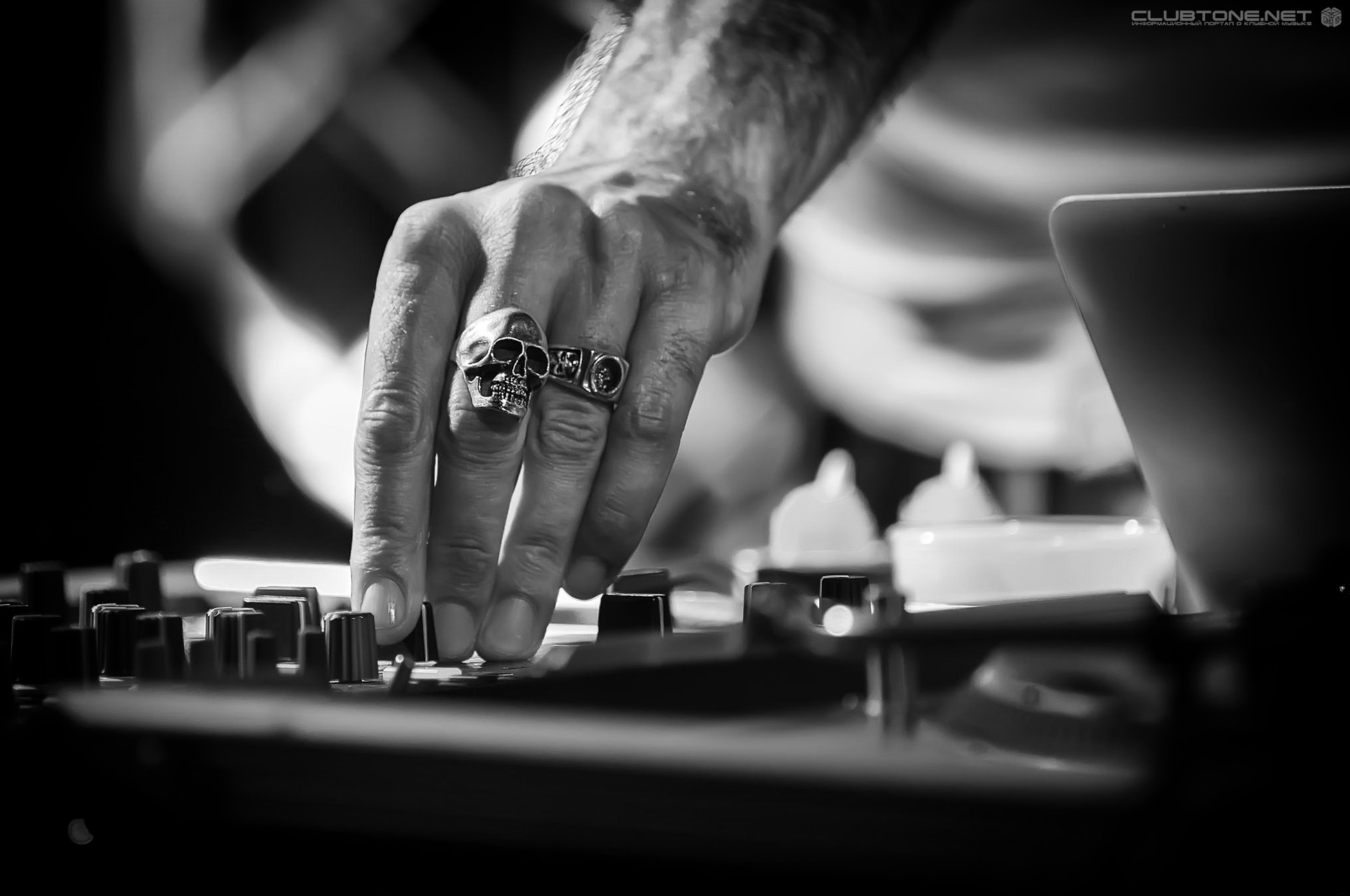 dj ring with skull  