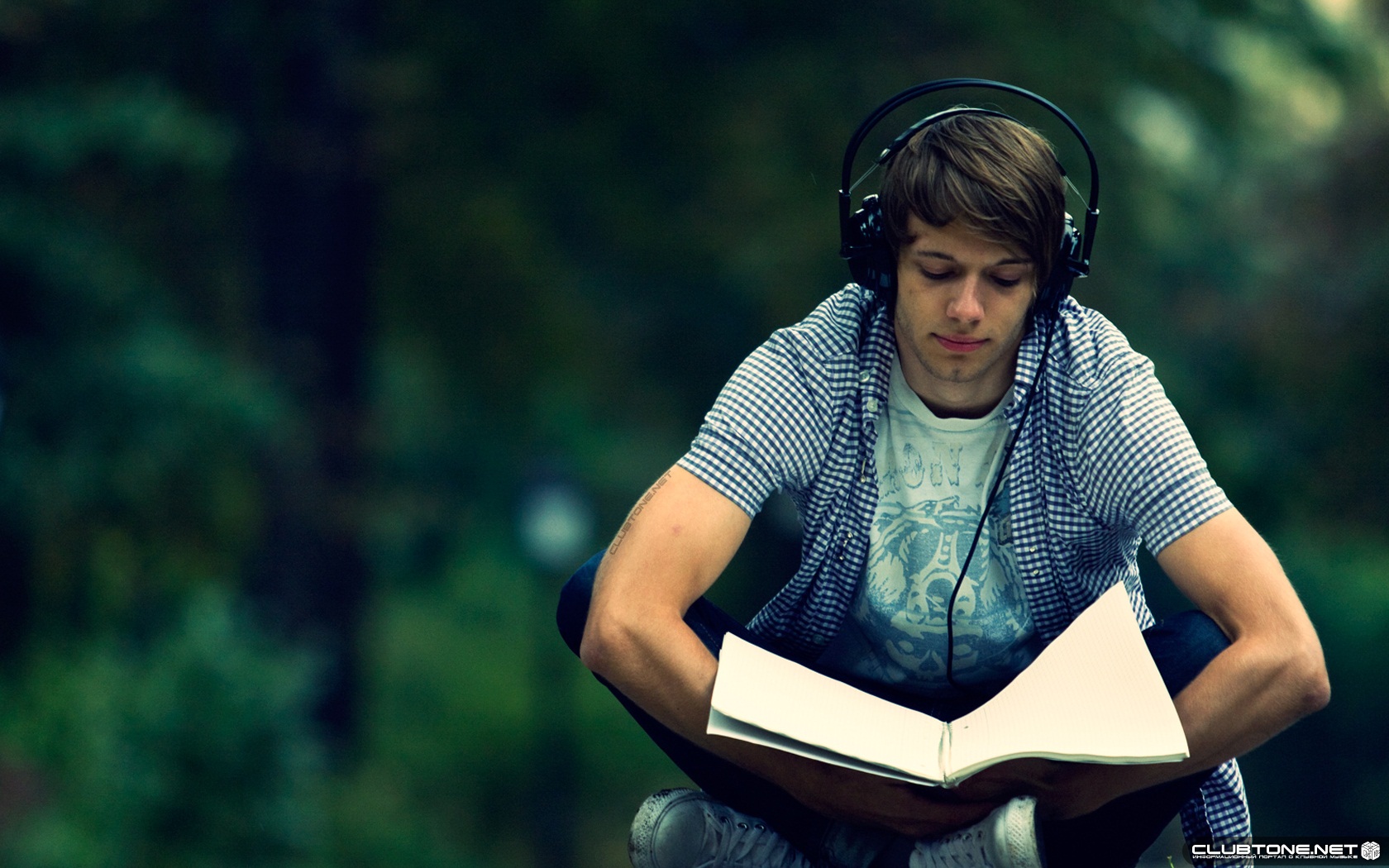 music reading парень в наушниках</a></noi парень в наушниках